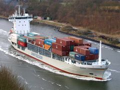 Das Containerschiff SVEN auf dem Nord-Ostsee-Kanal