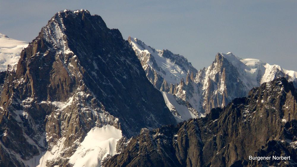Das Dach der Alpen. Mont Blanc und seine Nebengipfel.Vorne Grand Jorasse,hinten links Mont Maudit.