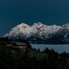 Das Dachsteingebirge ragt im ersten Licht aus den Wolken hervor.