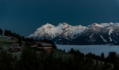 Das Dachsteingebirge ragt im ersten Licht aus den Wolken hervor.