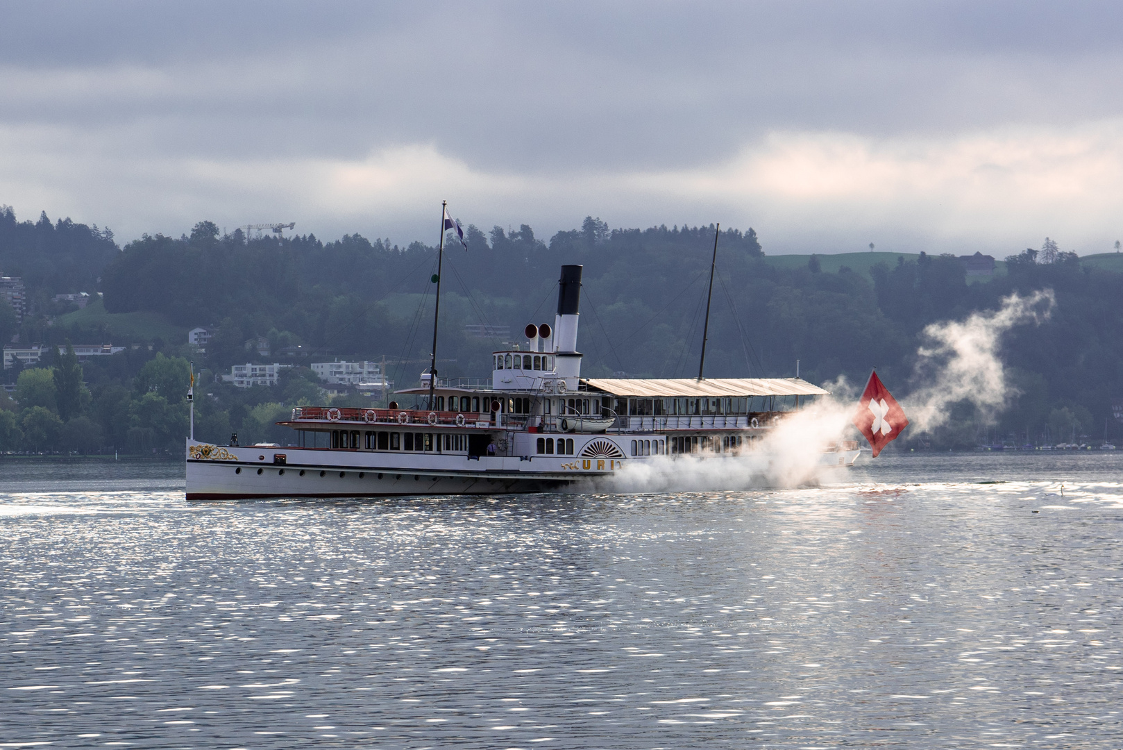 Das Dampfschiff Uri nimmt Fahrt auf