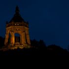 Das Denkmal an der Porta in gelb