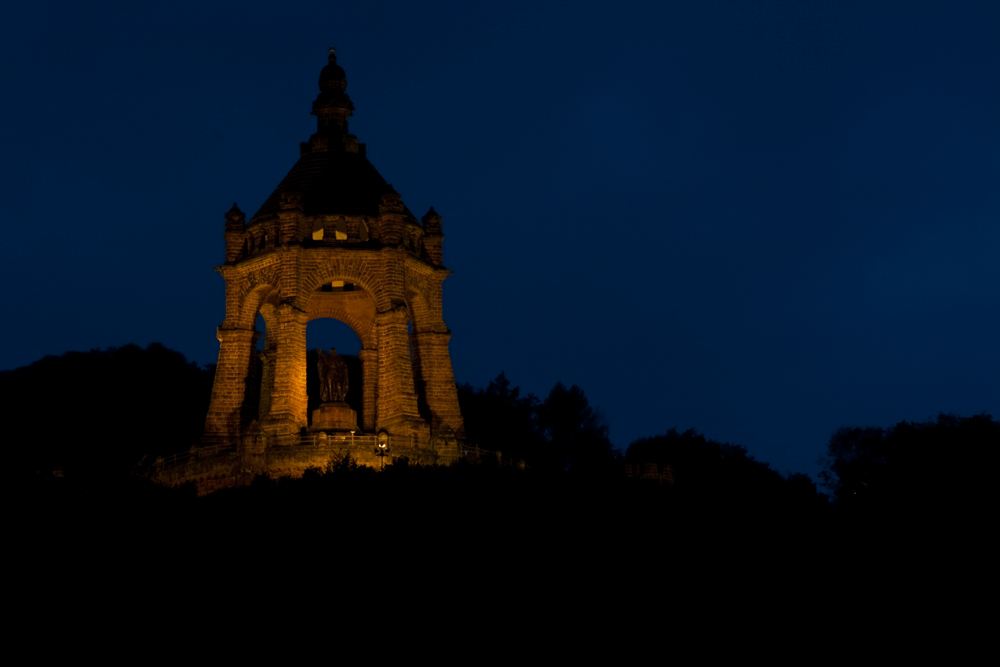 Das Denkmal an der Porta in gelb