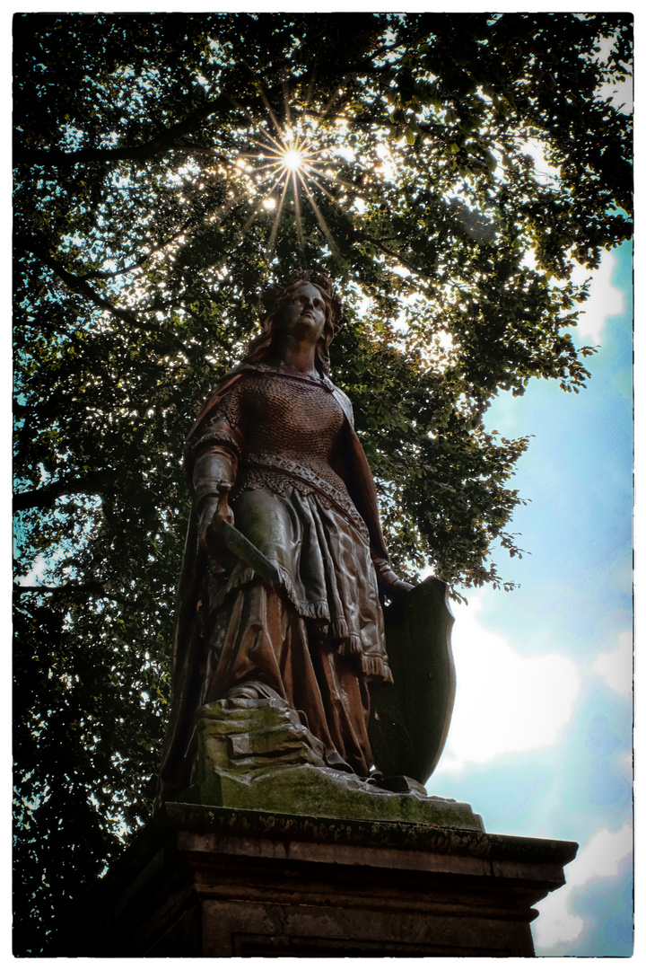 Das Denkmal auf dem Kirchplatz in Wittmund