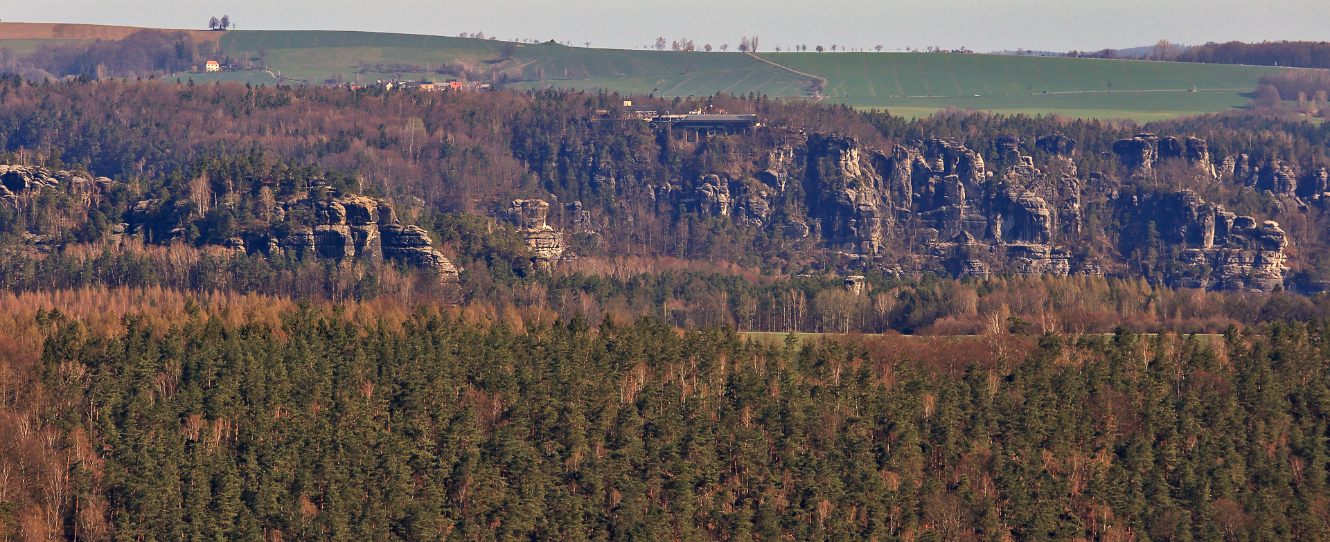 Das Denkmal des Hohburkersdorfer Rundblick ist hier mit auf dem Bild zur Bastei...