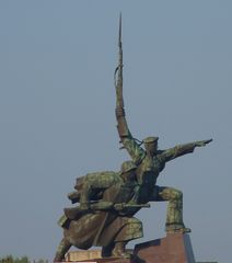 Das Denkmal welches man oben rechts im HG sieht
