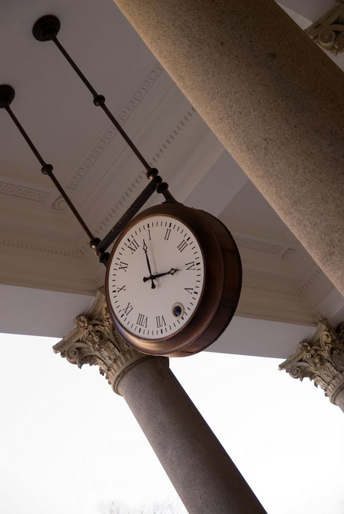 Das Detail der Uhr in den Kollonaden von Karlsbad