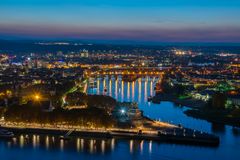 Das Deutsche Eck bei Koblenz zur blauen Stunde