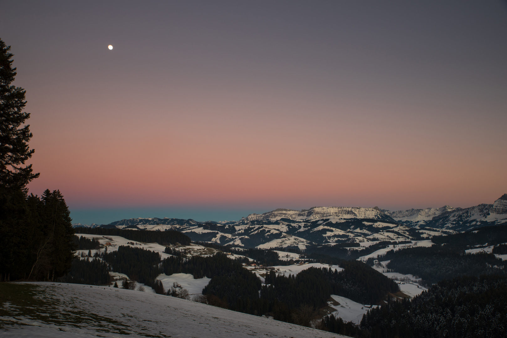 Das diskrete Mondlicht über dem Emmental