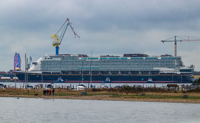 das Disney-Kreuzfahrtschiff "Adventure" dockt aus der Werfthalle in Wismar aus