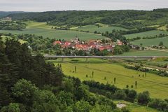 Das Dörfchen Nißmitz von der Neuenburg aus zu sehen