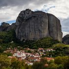 Das Dorf am Fuße der Sandsteinberge von Meteora