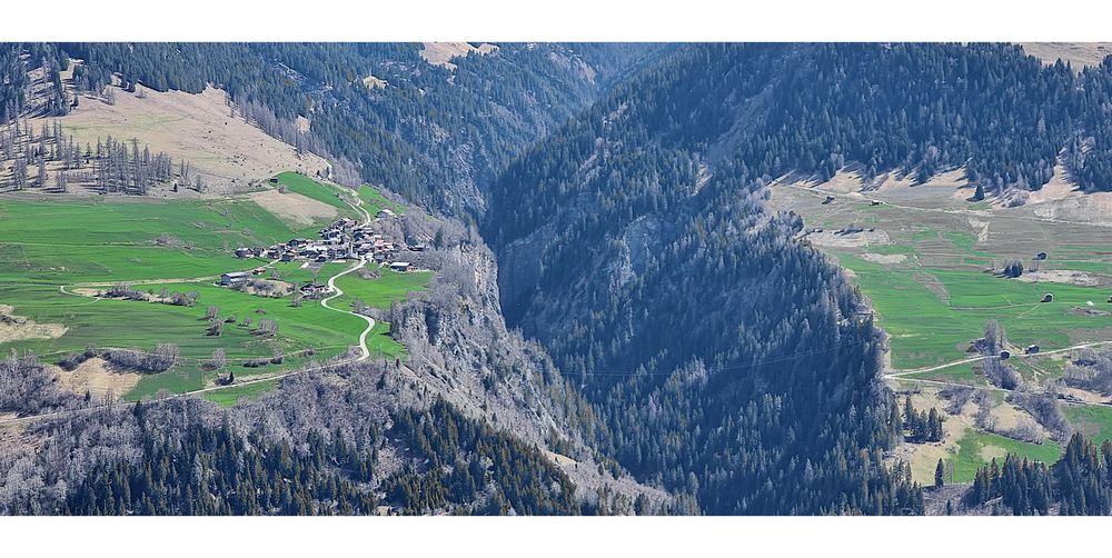 Das Dorf am Rande de Schlucht