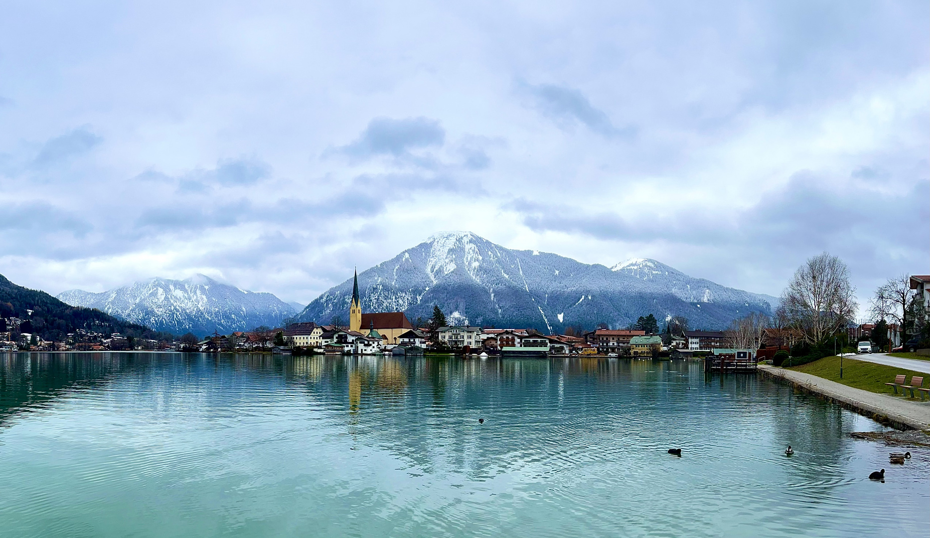 Das Dorf am See.