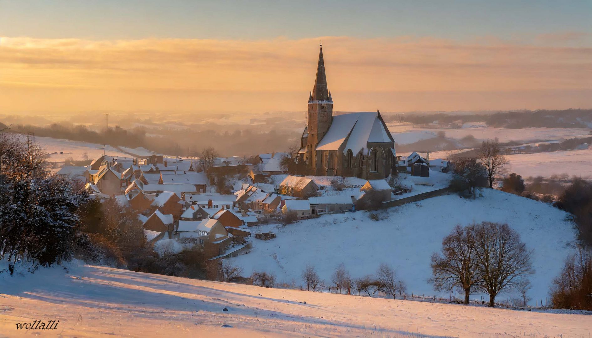 Das Dorf erwacht im winterlichen Sonnenlicht