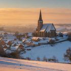 Das Dorf erwacht im winterlichen Sonnenlicht