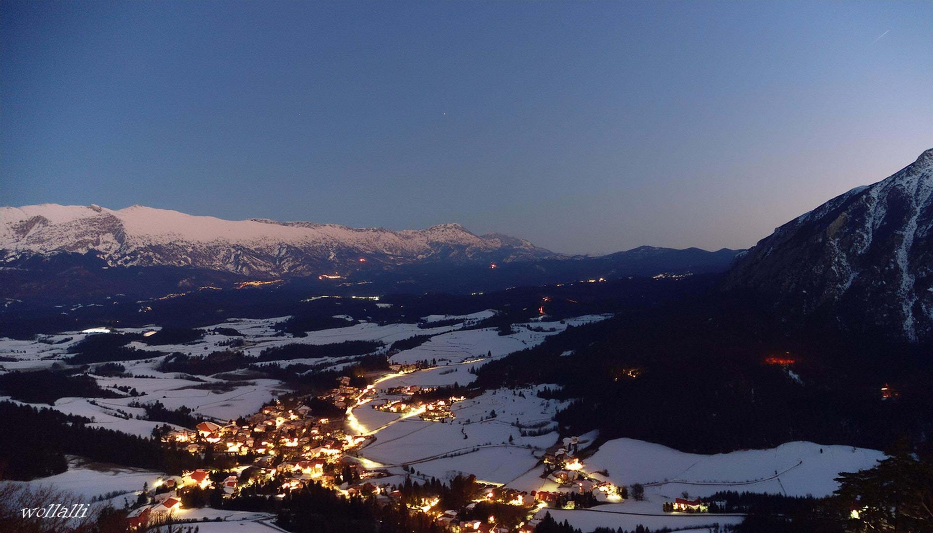 Das Dorf im Winter bei Nacht in den Bergen (KI)