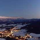 Das Dorf im Winter bei Nacht in den Bergen (KI)
