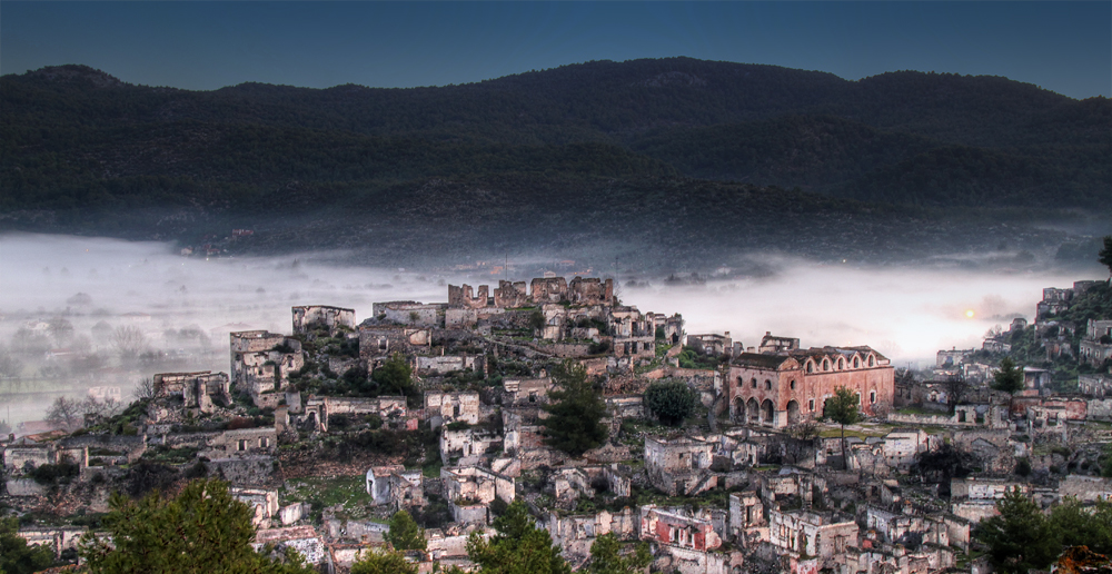 das dorf Kaya mit nebel in der nacht