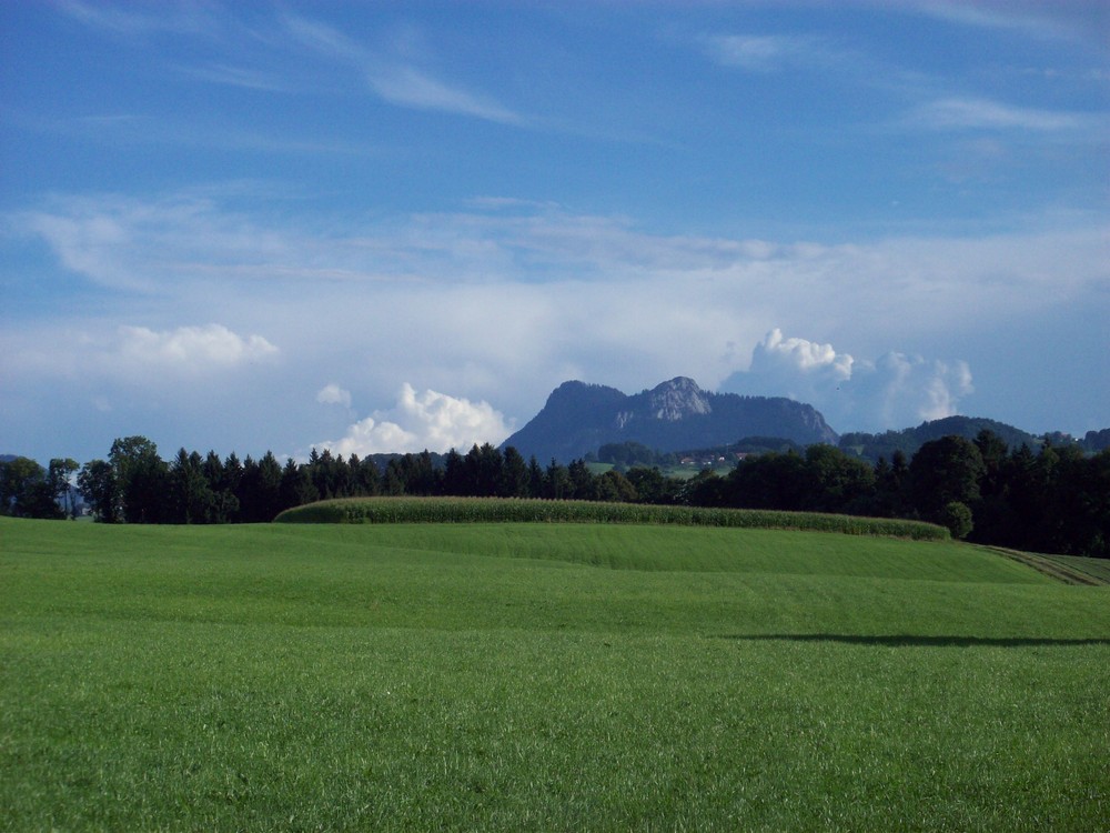 Das Dorf zwischen Bergen und Feldern