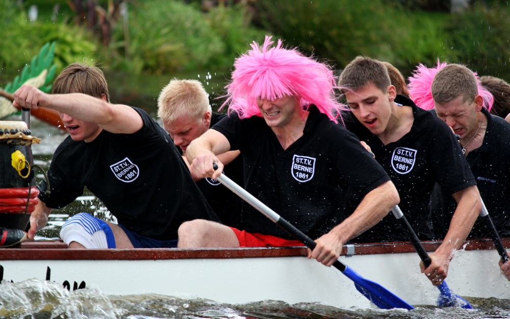 Das Drachenboot (kraftvoll)