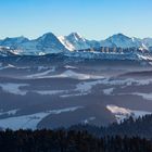 Das Dreigestirn Eiger, Mönch und Jungfrau über dem verschneiten Emmental