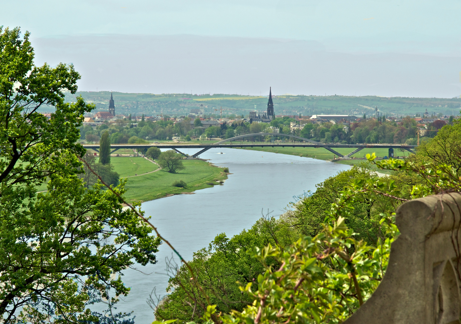 Das Dresdner Elbtal und die Waldschlößchen-Brücke