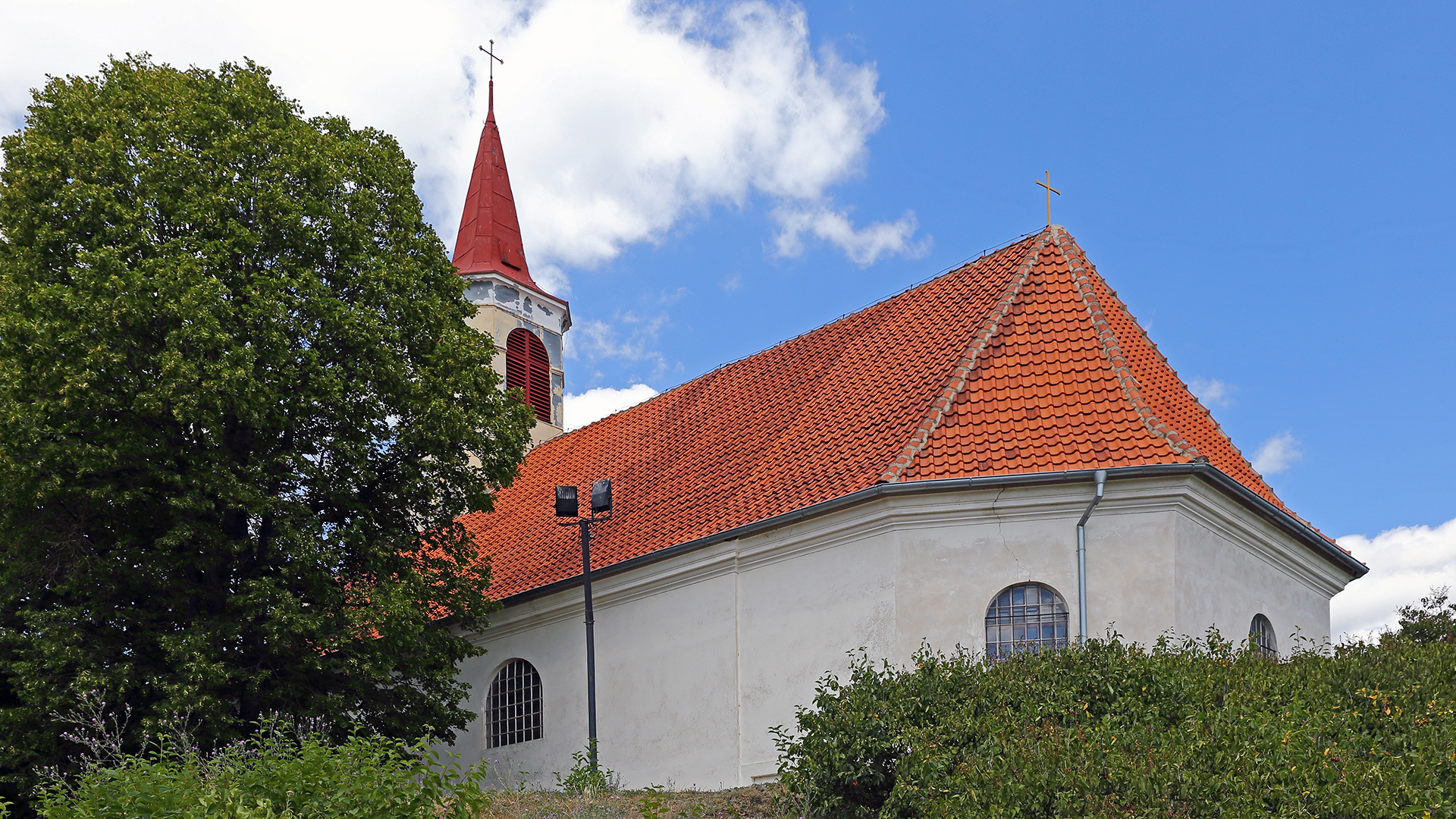 Das Dubicer Kirchlein von oben gesehen und diese Aufnahme ist  komplizierter als man denkt