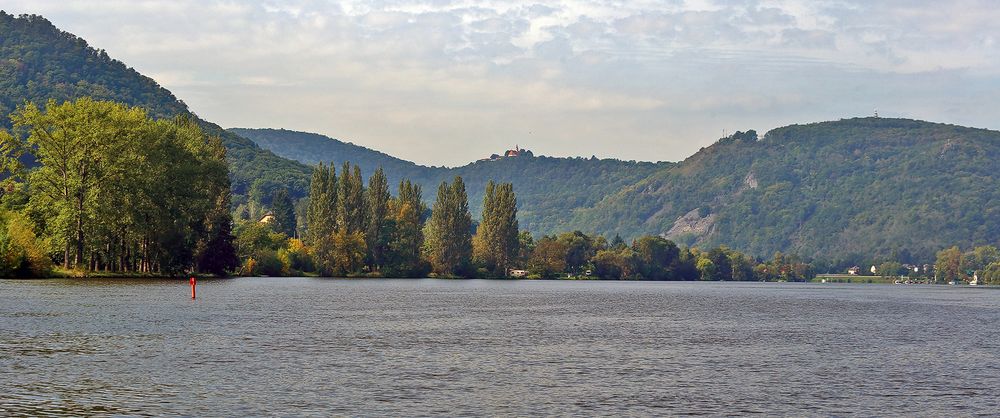 Das Dubitzer Kirchlein vom Elbestau aus in Böhmen...