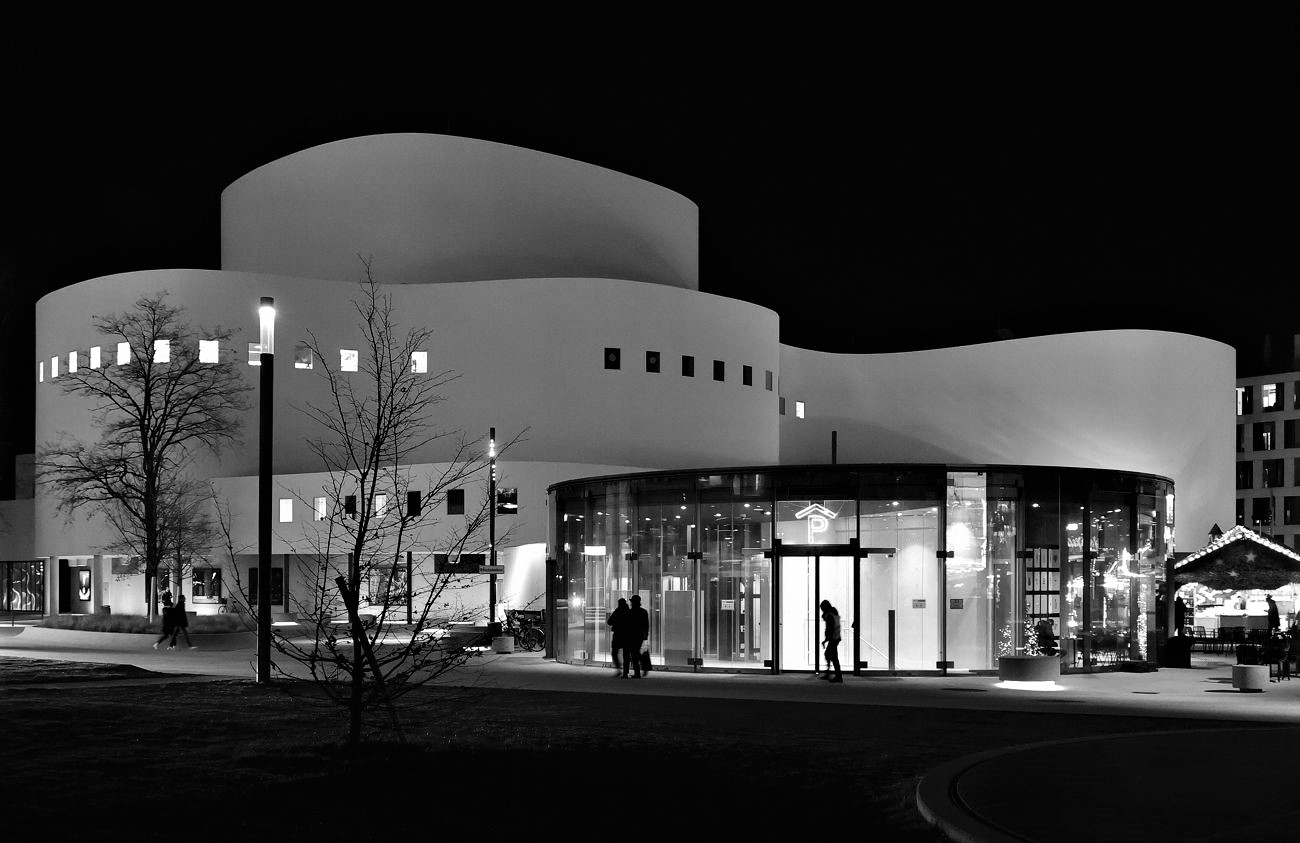 Das Düsseldorfer Schauspielhaus am Abend