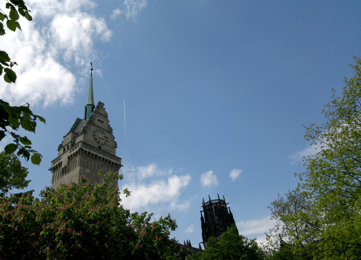 Das Duisburger Rathaus unterm blauen Himmel