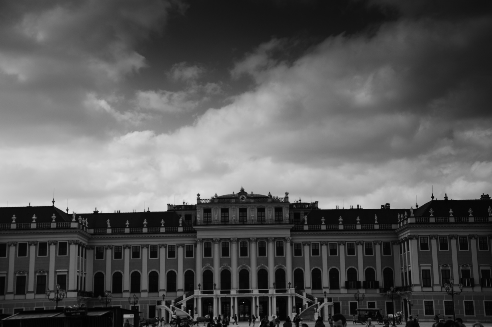 Das Dunkel über der Sommerresidenz der Habsburger