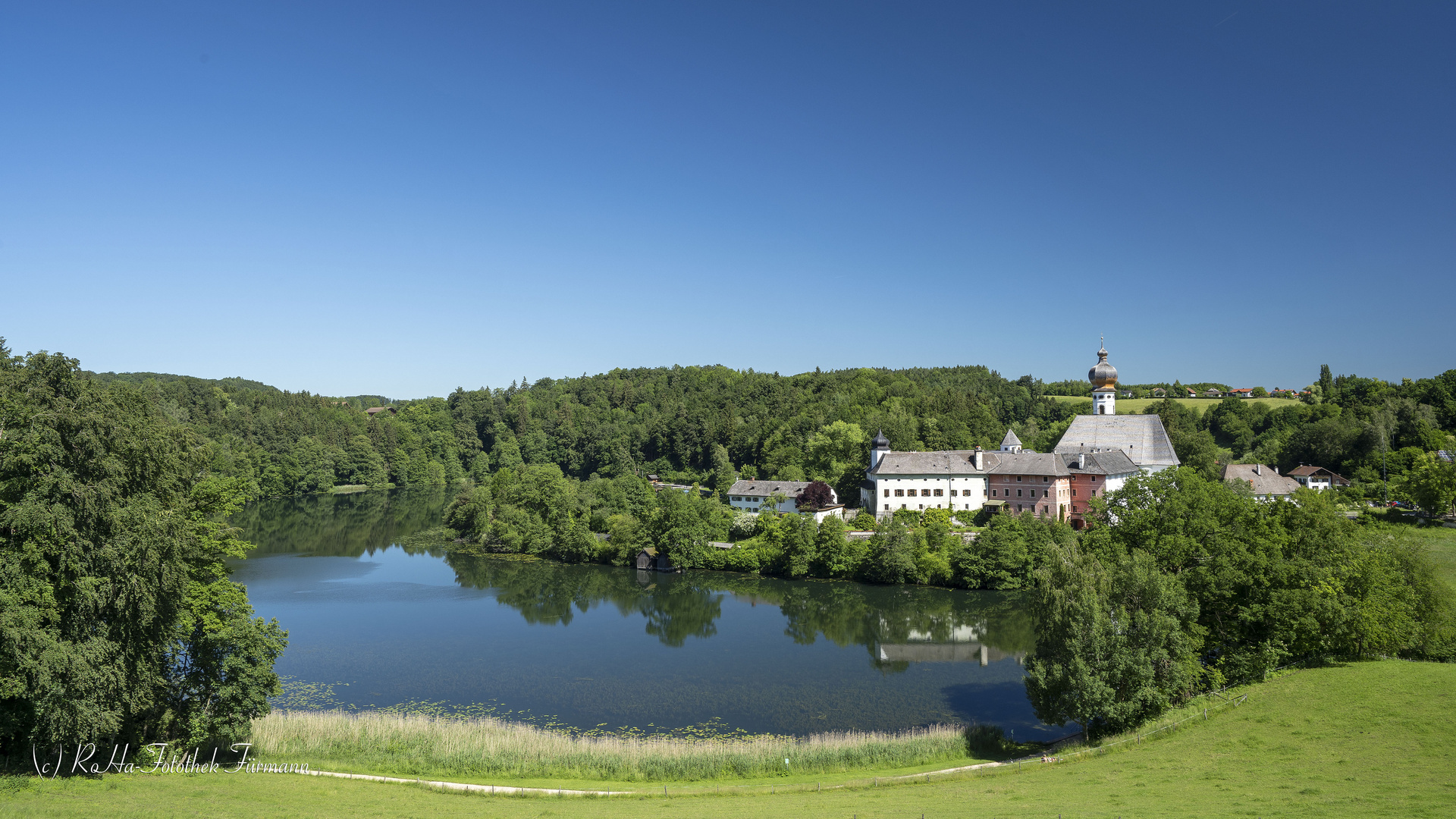 das ehemalige Augustinerchorherrnstift Höglwörth am Höglwörther See