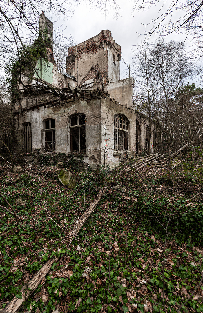 Das ehemalige Hotel "Zur Waldburg" auf dem Victoriaberg oberhalb von Remagen am Rhein