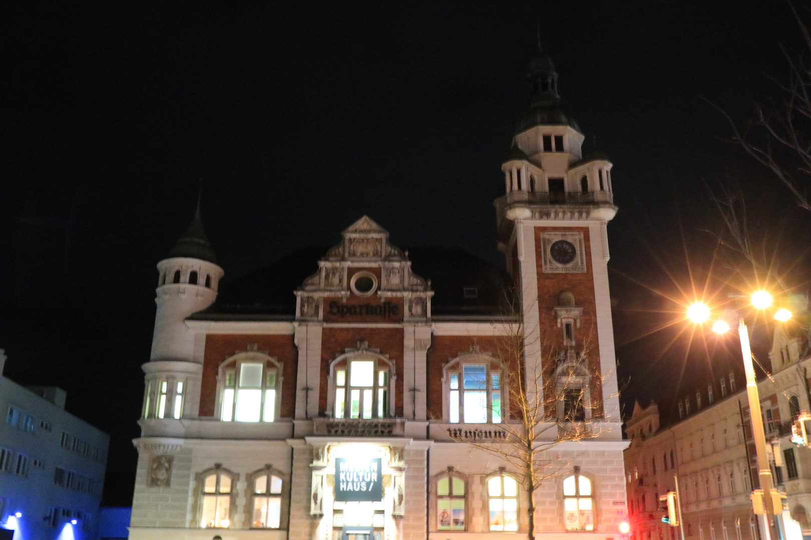 Das ehemalige Sparkassengebäude bei Nacht