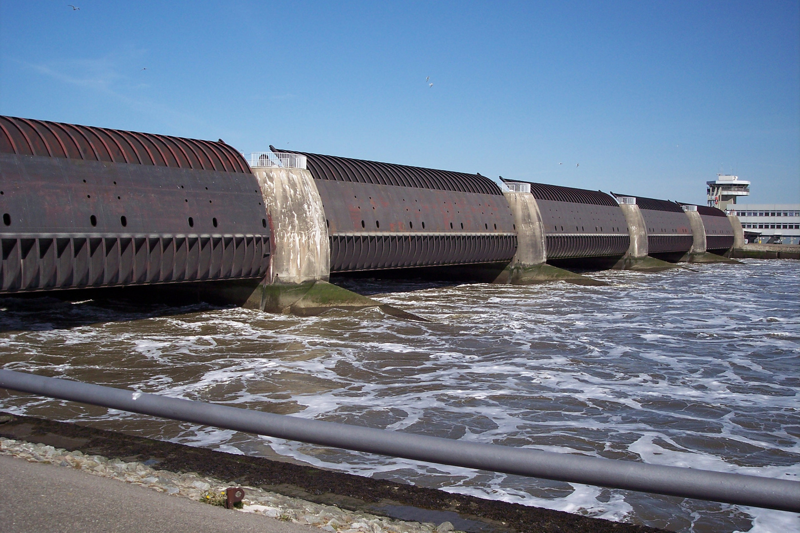 Das Eidersperrwerk von derEeiderseite aus bei ablaufendem Wasser