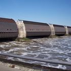 Das Eidersperrwerk von derEeiderseite aus bei ablaufendem Wasser