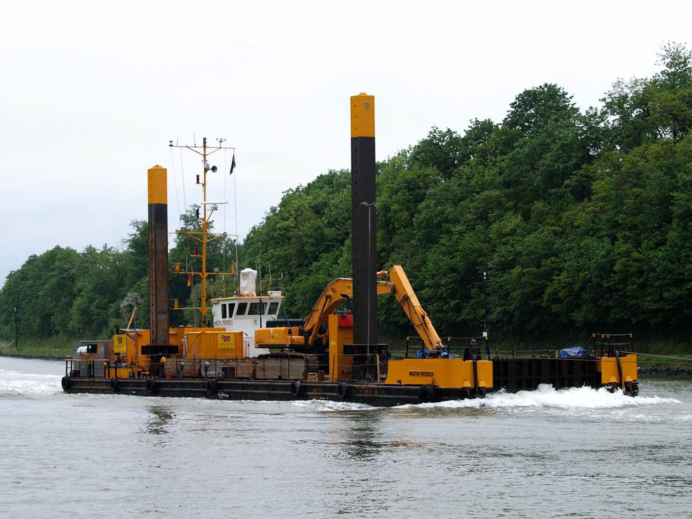 Das eigentlich selbstfahrende Arbeitsschiff MARTIN - FRIEDRICH auf dem Nord-Ostsee-Kanal