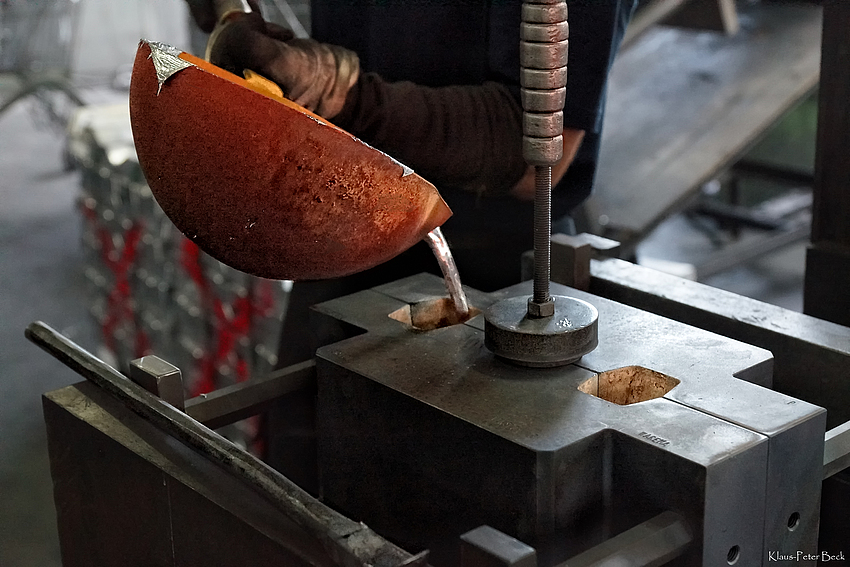 Das Einfüllen der geschmolzenen Aluminiumlegierung