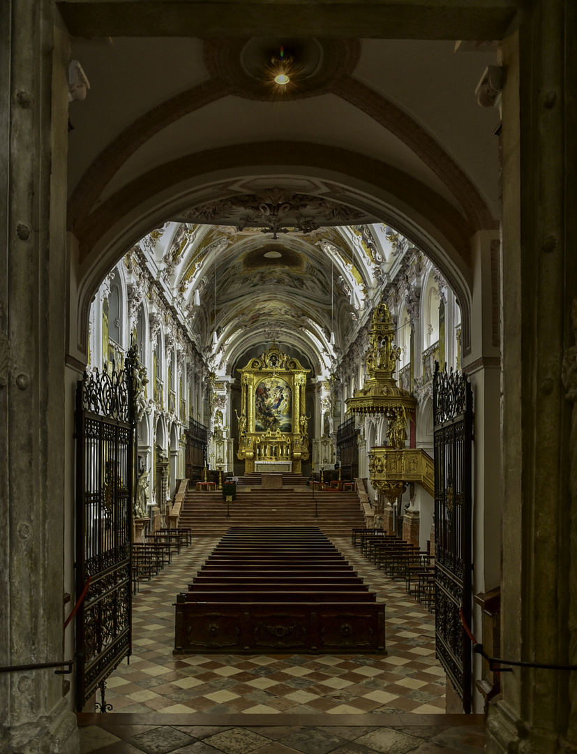 Das Eingangsportal im Freisinger Dom 