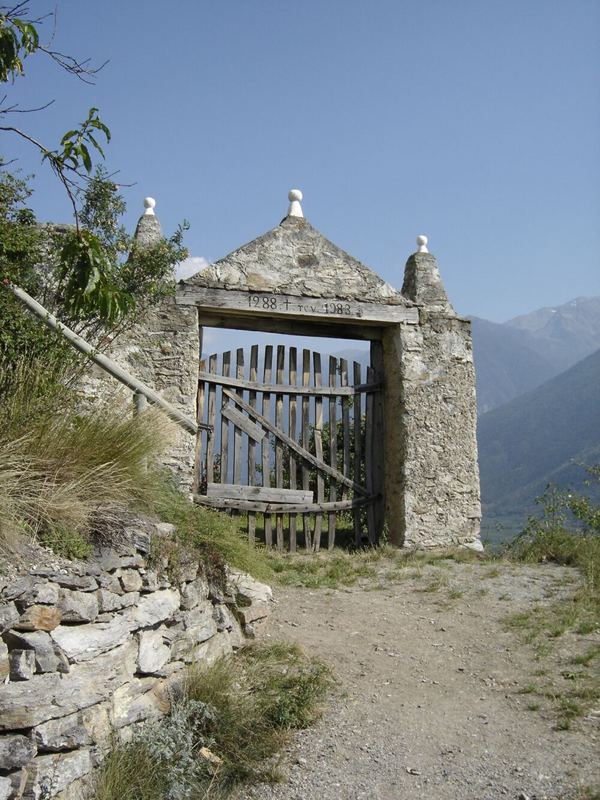 Das Eingangstor zur Kapelle über dem schönen Örtchen Kortsch