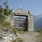 Das Eingangstor zur Kapelle über dem schönen Örtchen Kortsch