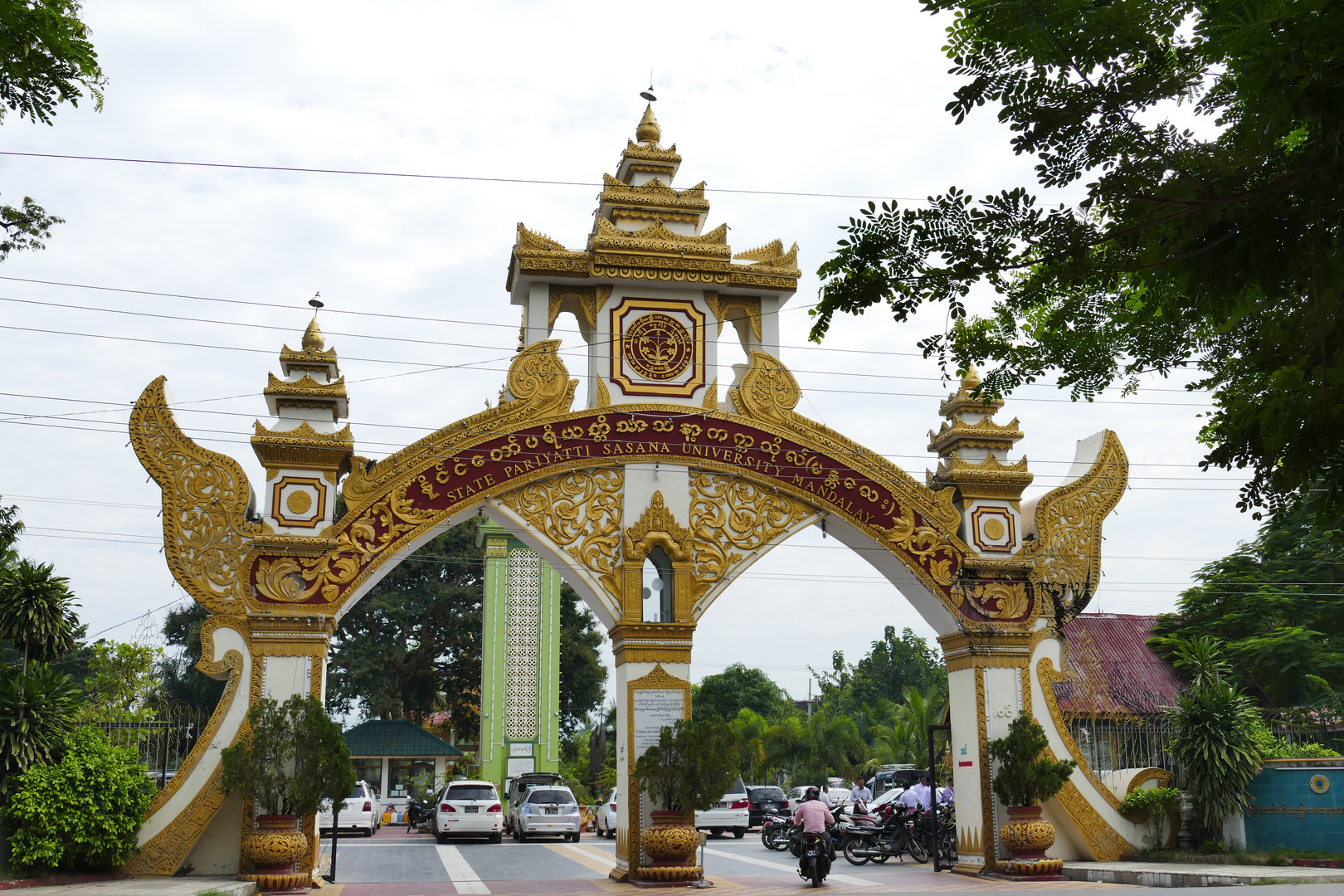 ...das Eingangstor zur Universität in Mandalay...