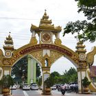 ...das Eingangstor zur Universität in Mandalay...