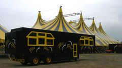 Das einmalige Circus Café von Flic-Flac. Noch zusammen von Transport -aber Aufgebaut??