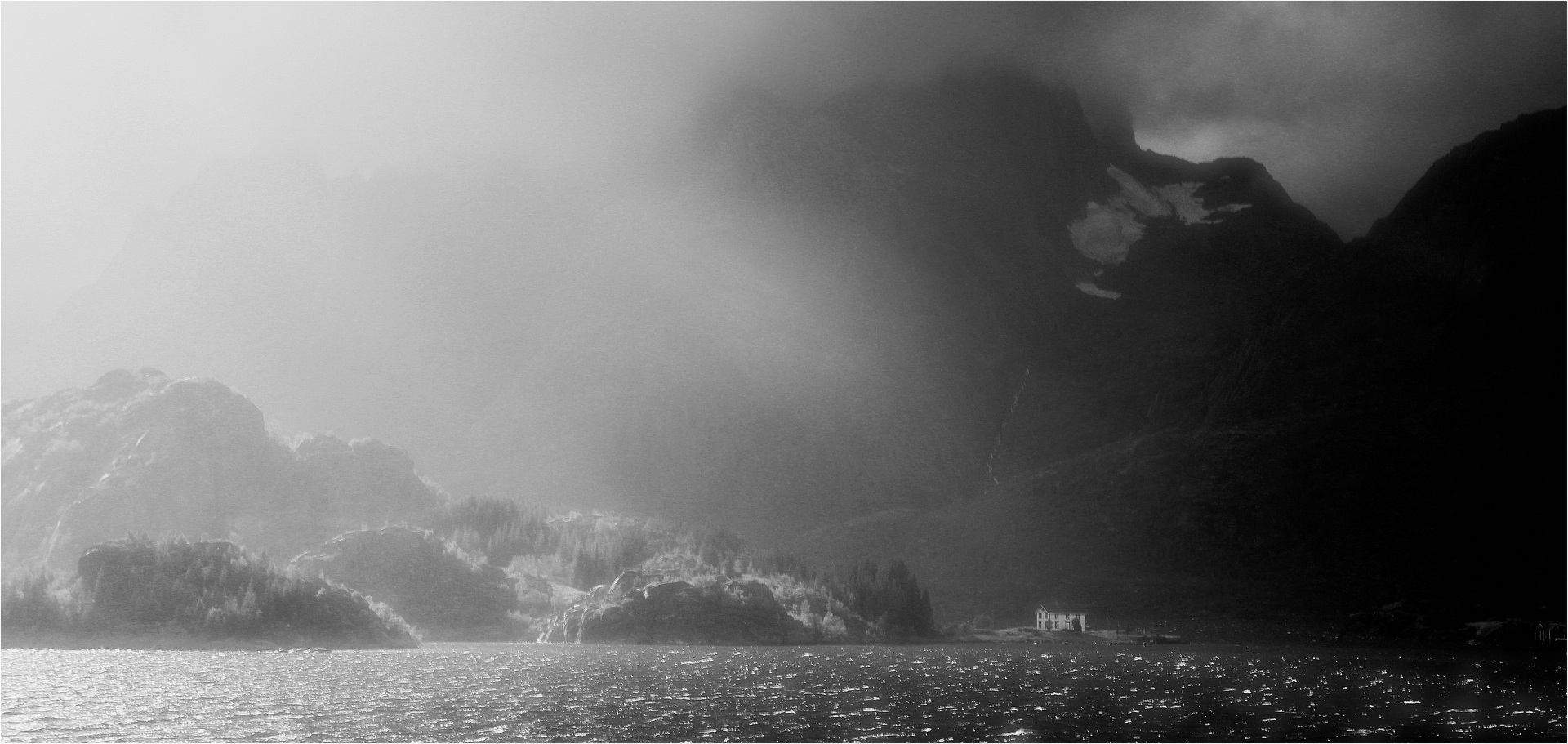 DAS EINSAME HAUS AM FJORD