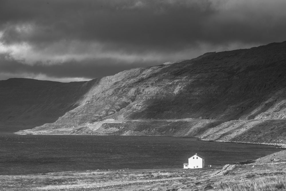 Das einsame Haus am Fjord