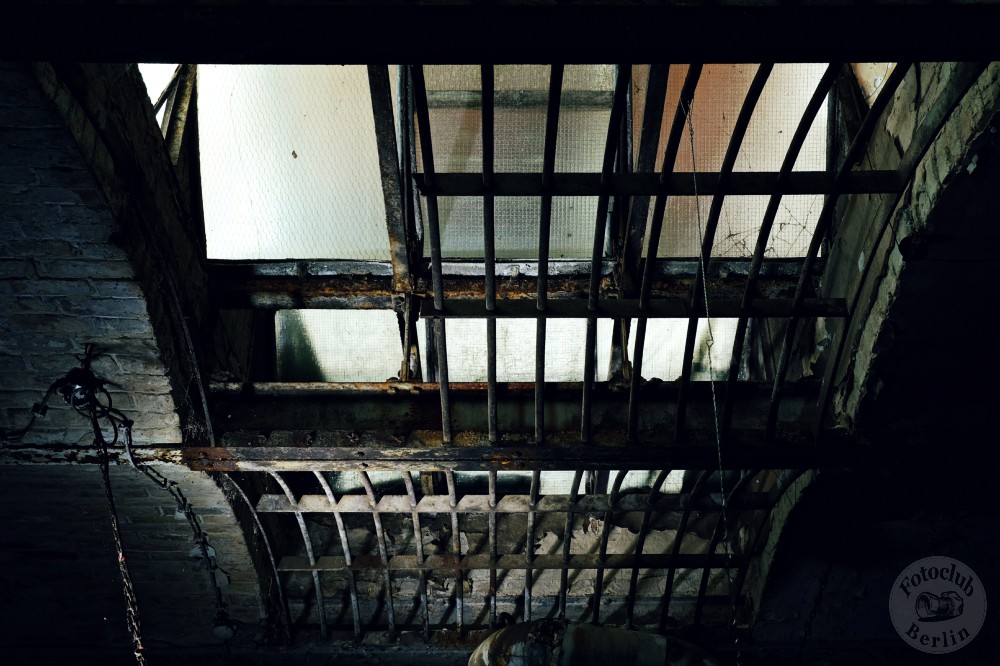 Das einzige Fenster zur Außenwelt im Kesselraum im Gefängnis Köpenick