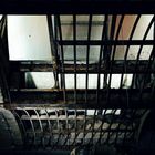Das einzige Fenster zur Außenwelt im Kesselraum im Gefängnis Köpenick