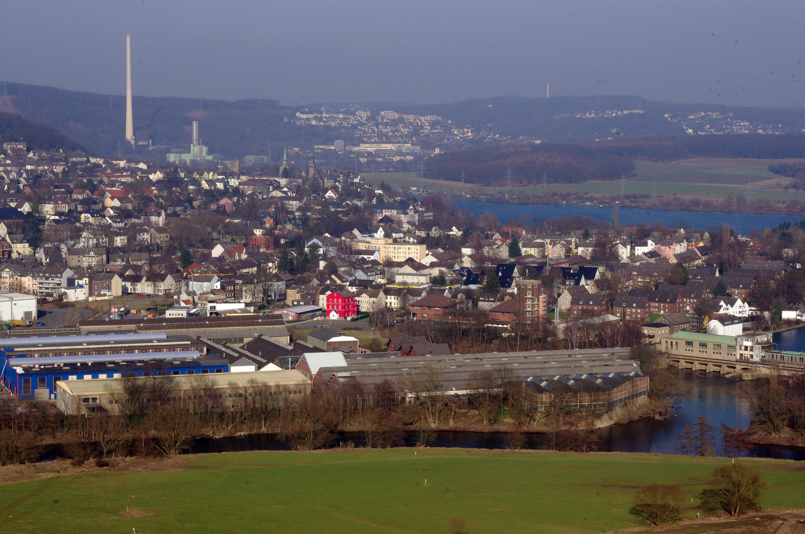 das einzige knallrote Haus weit und breit...